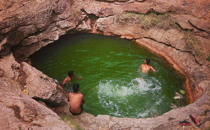 People swimming in the Garab spring